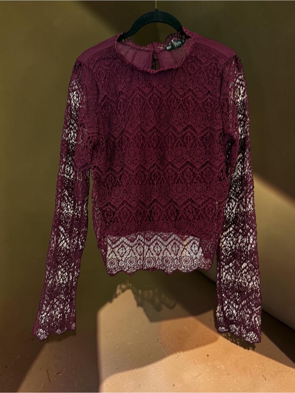 Miss Chievous Burgundy Crochet Lace Long Sleeve Top Women's Size L Keyhole Back